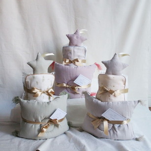 枕、ハンカチ、星のラトルでおむつを包んでケーキに見立てた豪華なギフトセットです。